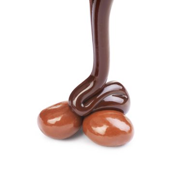 Beyaz arka planda çikolatalı erimiş çikolata.