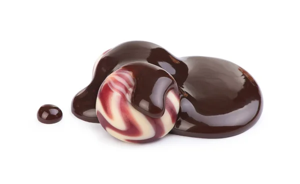 Dulces vertidos con chocolate sobre un fondo blanco —  Fotos de Stock