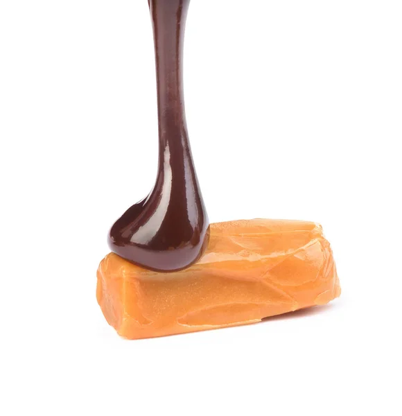 Chocolate derramou doces de caramelo em um fundo branco — Fotografia de Stock