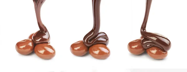 Μια σειρά από στρογγυλά σοκολατάκια χύνεται με λιωμένη σοκολάτα — Φωτογραφία Αρχείου