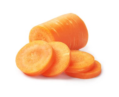 Beyaz arka planda doğranmış havuç.