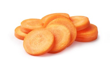 Beyaz arka planda doğranmış havuç.