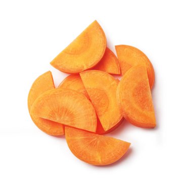 Beyaz arka planda doğranmış havuç.