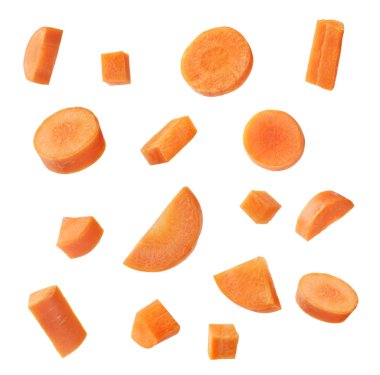 Beyaz arka planda doğranmış havuç.