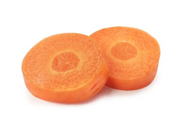 Havuç dilimi. Beyaz üzerinde izole edilmiş havuç dilimleri..