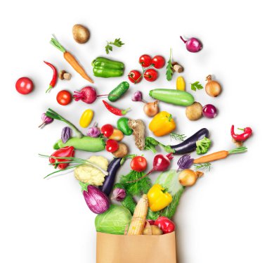 Sağlıklı gıda bir kağıt torba beyaz bir arka plan üzerine dökülür