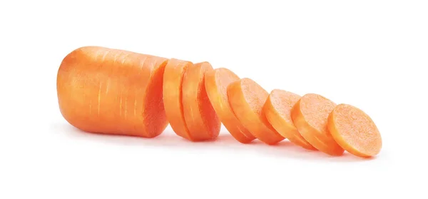 Нарезанные свежие морковные ломтики на белом фоне — стоковое фото