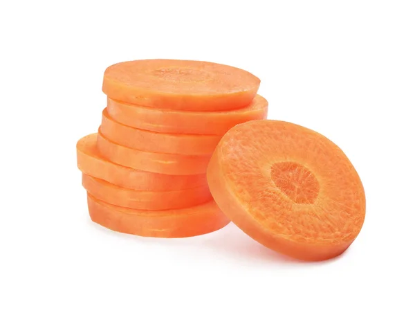 Karottenscheiben. viele Möhrenscheiben isoliert auf weiß. — Stockfoto
