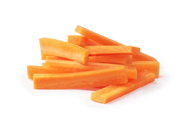 Baguettes fraîches de carottes orange hachées sur fond blanc . — Photo