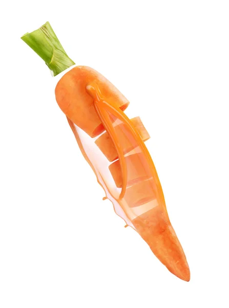Свіжа морква з соком на білому тлі — стокове фото