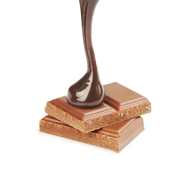 Шоколад, залитий рідким шоколадом на білому тлі — стокове фото