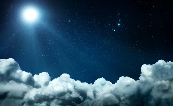 Нічне небо з хмарами і зірками — стокове фото