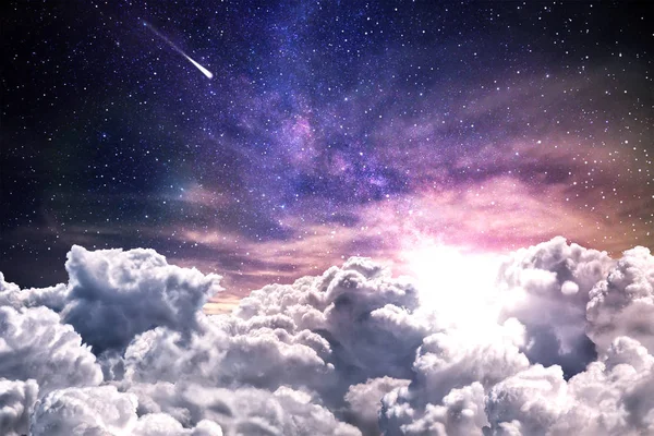 Céu noturno com nuvens e estrelas — Fotografia de Stock