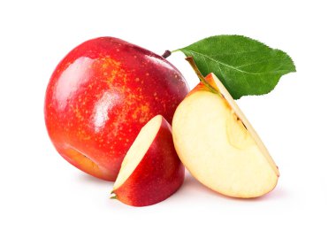 Beyaz arka planda yaprağı olan kırmızı doğranmış elma.