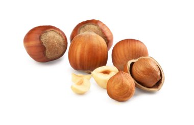 Fındıklar beyaz arka planda yatar