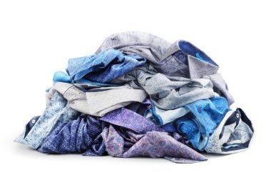 Beyaz arkaplanda izole edilmiş gömlek yığını