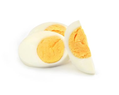 Beyaz arka planda dilimlenmiş haşlanmış yumurta.