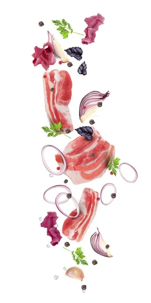 生の豚肉ベーコンは 赤玉ねぎと飛ぶ 紫バジル ピンクレタス パセリ ニンニク スパイスとコショウ 白い背景に独立したベクトル3Dダイナミックイラスト — ストックベクタ