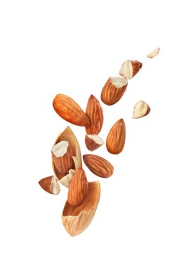 Uçuşta badem dilimleri beyaz arkaplanda