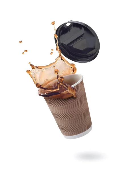 Spritzer Kaffee Einer Papptasse Auf Weißem Hintergrund — Stockfoto