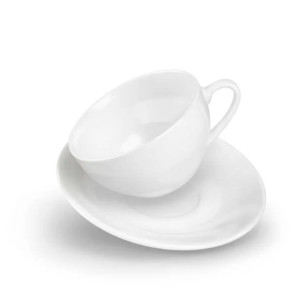 小さな空の磁器の白い3D現実的なカップとソーサーがダイナミクスに飛びます 白い背景にベクトルイラストが孤立しています 紅茶やコーヒー用の調理器具 — ストックベクタ