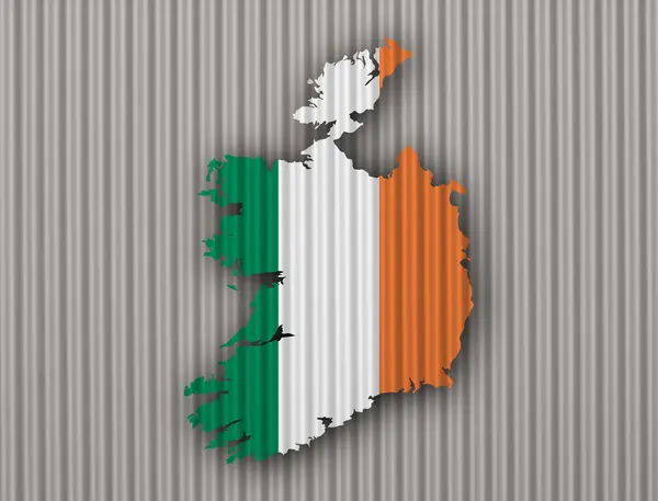 地図とトタンにアイルランドの旗 — ストック写真