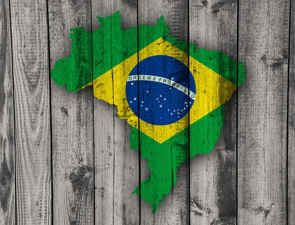 Mapa e bandeira do Brasil em madeira intemperizada — Fotografia de Stock