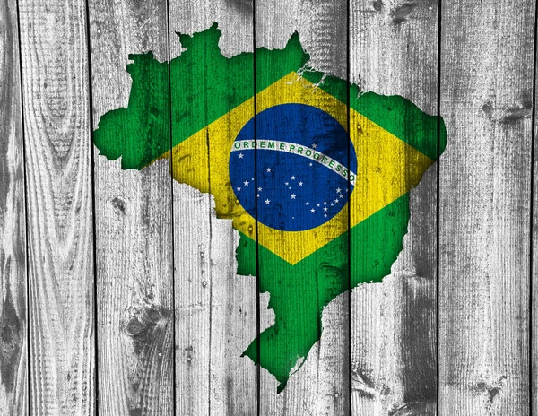 地図と風化した木材にブラジルの国旗 — ストック写真