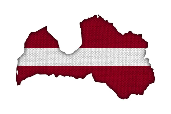Mapa e bandeira de Latvia no linho velho — Fotografia de Stock