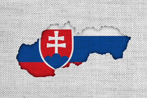 Karte und Fahne der Slowakei auf altem Leinen — Stockfoto