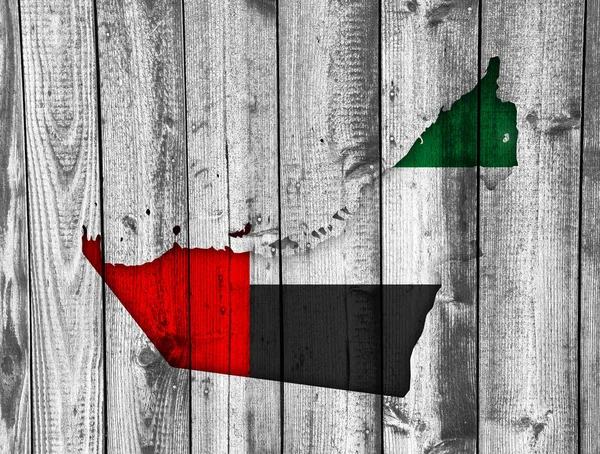 Harita ve Birleşik Arap Emirlikleri bayrağı yıpranmış ahşap üzerine — Stok fotoğraf