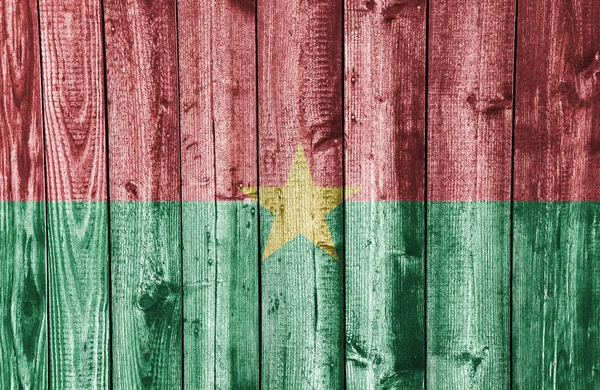 Bandeira de Burkina Faso sobre madeira intemperizada — Fotografia de Stock