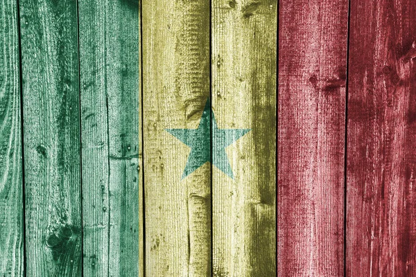 Yıpranmış ahşap üzerine Senegal Cumhuriyeti bayrağı — Stok fotoğraf