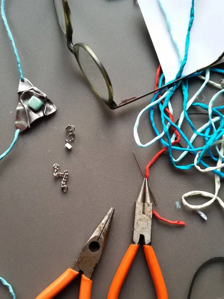 Fabrication de bijoux avec divers objets — Photo