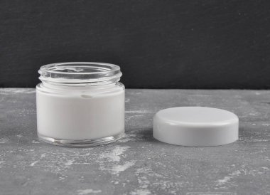 Beton üzerinde açık nemlendirici