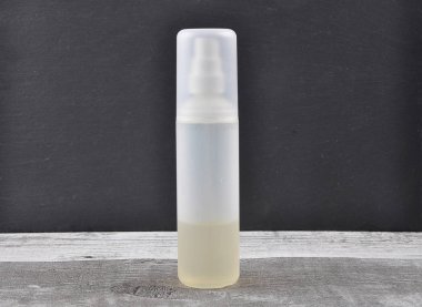 Yıpranmış ahşap üzerine sprey