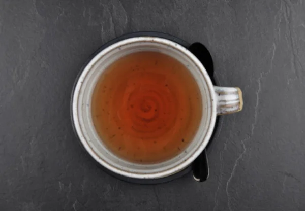 Kanne mit Tee auf Schiefer — Stockfoto
