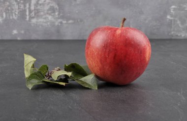 Apple şeyl yapraklarda ile