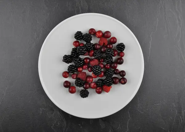 Berries with plate on shale — Stock Photo, Image