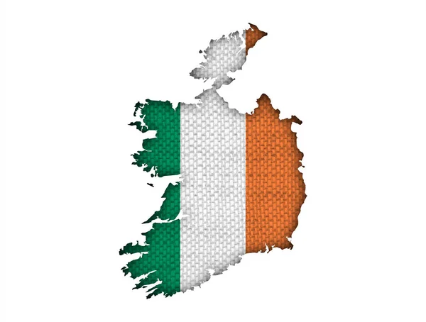 Χάρτης και σημαία της Ιρλανδίας στον παλιό λινό — Φωτογραφία Αρχείου