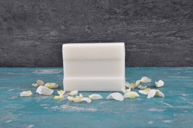 Sabun ve gül yaprakları üzerinde beton