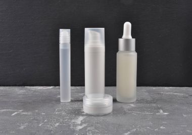 Beton üzerinde kozmetik ürünleri