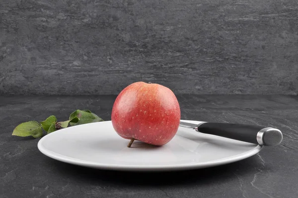 Manzana en plato y pizarra — Foto de Stock
