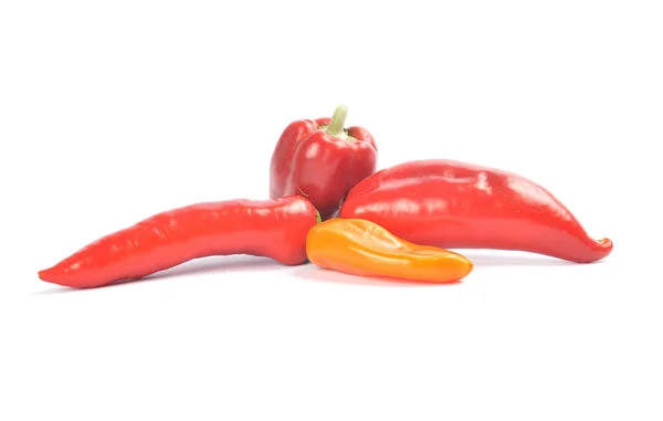 Röda bollen paprika på vit — Stockfoto
