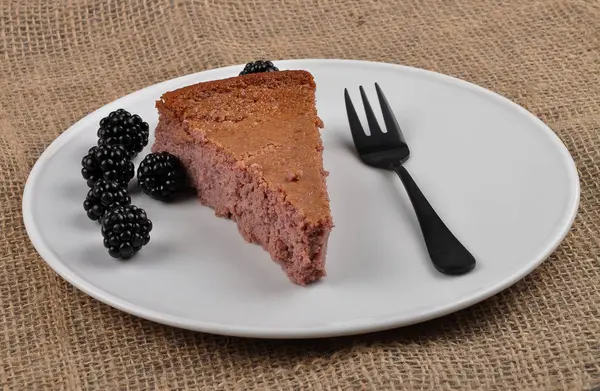 白い皿の上のブラックベリーのチーズケーキ — ストック写真