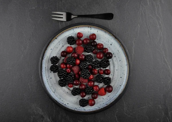 Berries with plate on shale — Stock Photo, Image