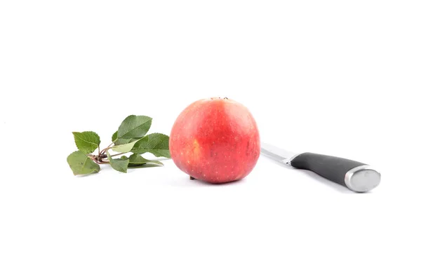 Manzana con cuchillo y hojas en blanco — Foto de Stock