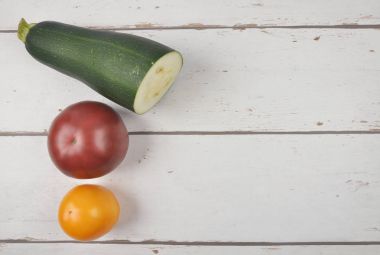 Domates ve kabak weatered tahta üzerinde