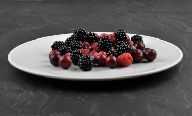 Çilek şeyl üzerinde plaka ile