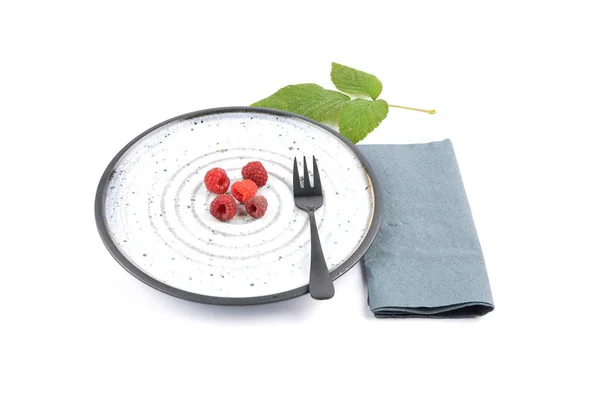 红覆盆子在盘子和白色 — 图库照片
